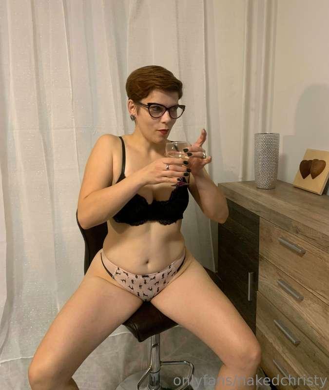 what tonight? 🤔 hmmm...😋maybe new video or pics...😊 ❤❤❤