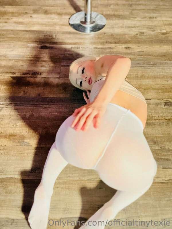 Unlock to see me change into some nude pantyhose and bend ov..