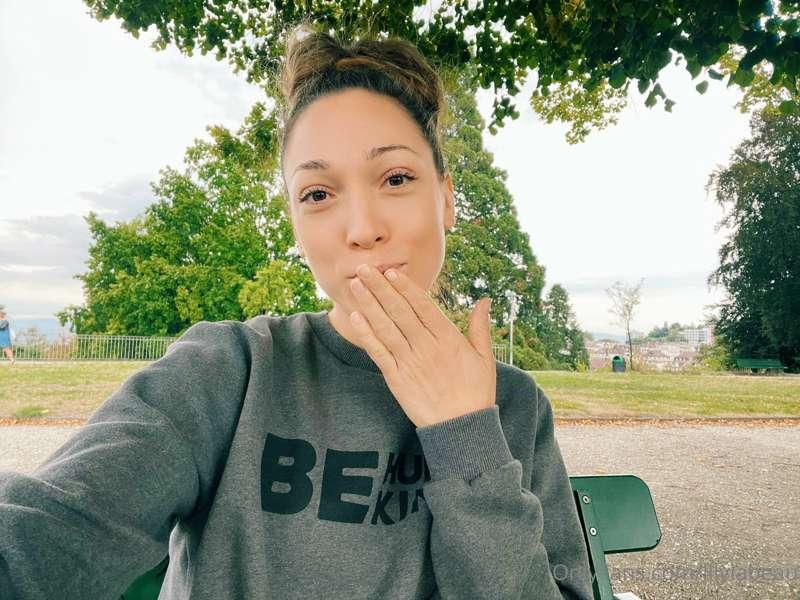 Blowing you kisses! Happy Friday!!