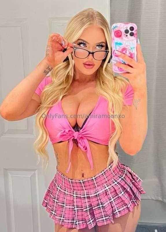 @tittyauna is blowing up on twitter for her crazy ORGY TAPE🍆..