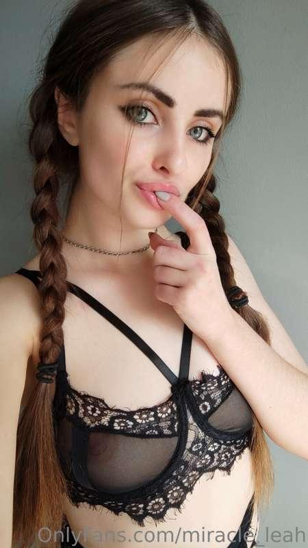 the hair with two braids makes me look cuuute🙈🖤