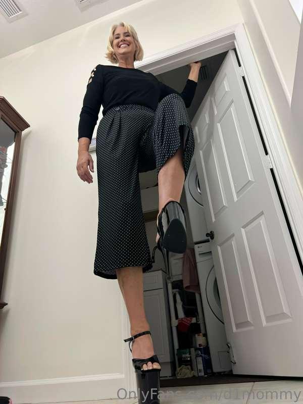 Do you want BIG MAMA to step on you? 🦶🏻🤭
