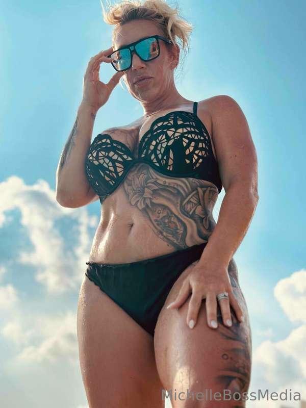 ***MILF BY THE POOL💦***