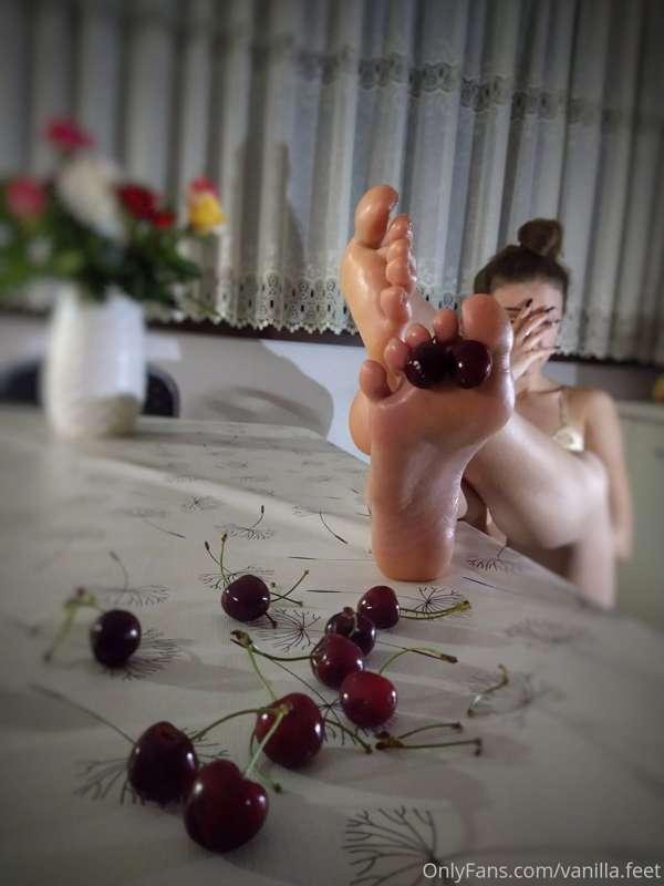 Eat my cherrys 👅🍒