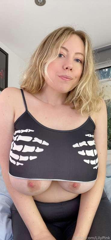 I just love this skellington top!

#fyp #nude #bigtits #cleavage #nipples #curves #booty #natural #fyp #bigboobs #cute #sexy #milf #amateur #free #naked #model #spooky #halloween