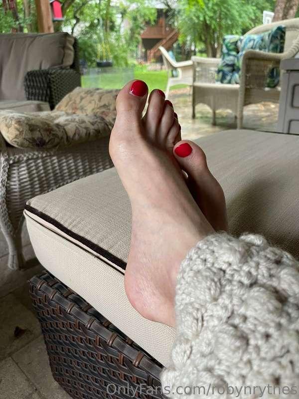 For all you foot fetish fans out there. Pics of my tootsies!..