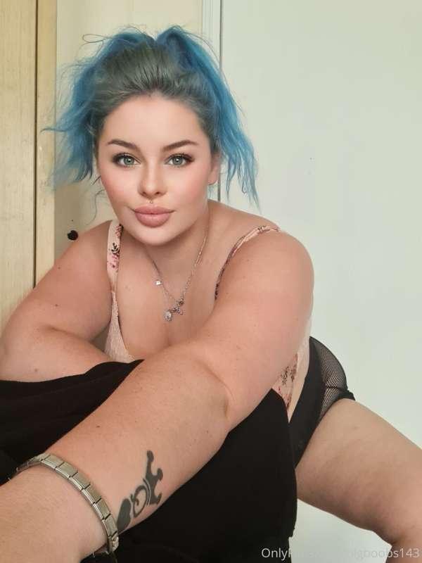 Hold my leg up whilst you pound my pussy😉😈🍆