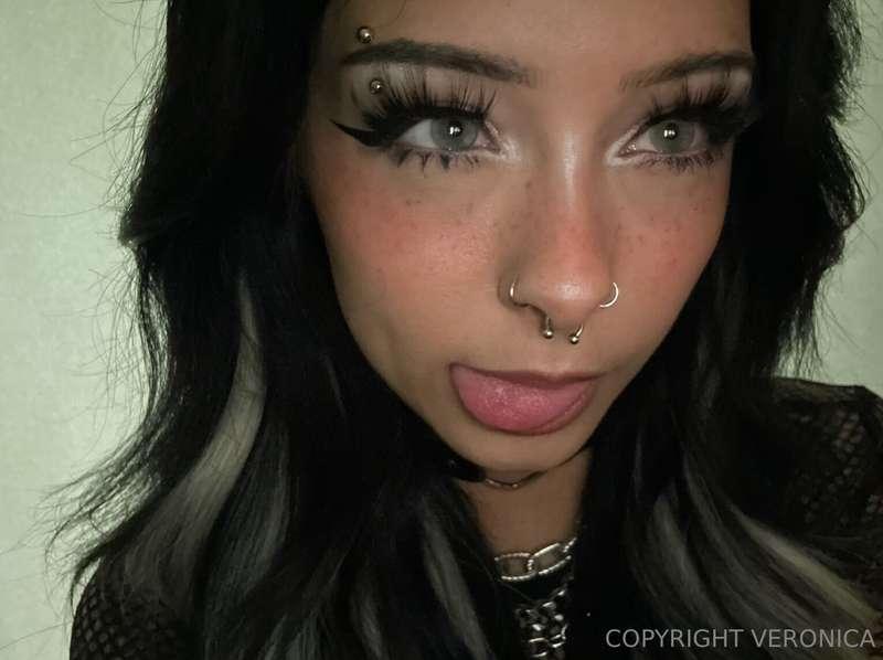 👁️👅👁️