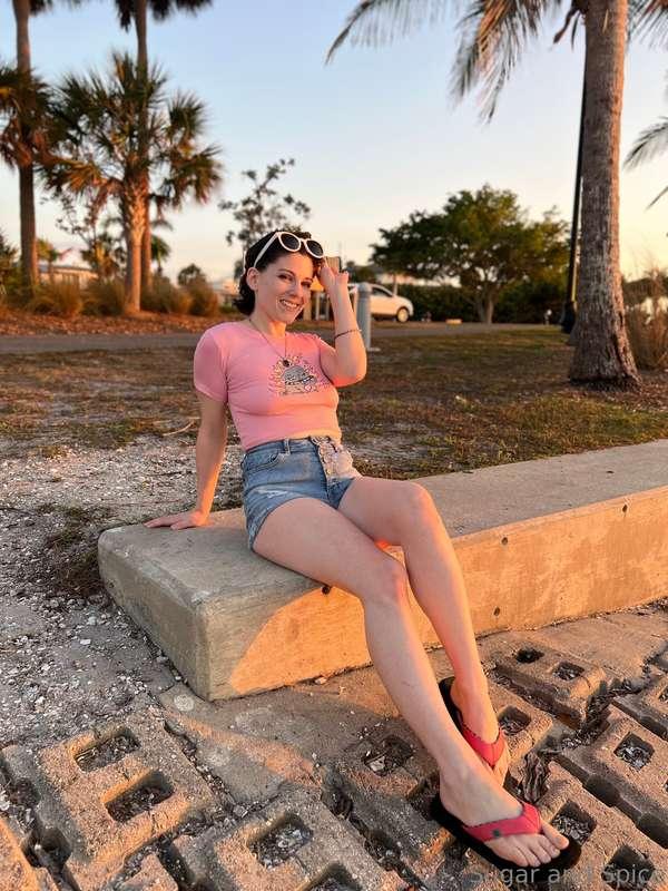 Watching the sunset with me is so peaceful 🥰…until I’m givin..