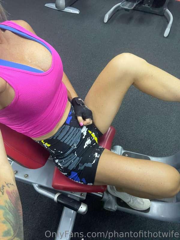 Morning Loves💋 Time to grind🥵💦
Have the gym to myself this m..