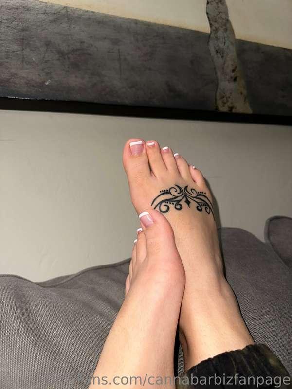 Look at these pretty feet 👣