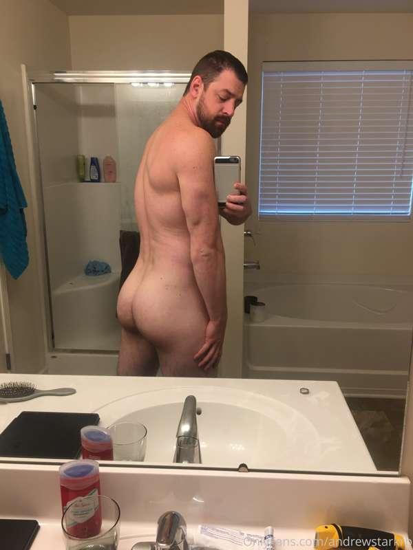 Butt pics! Little more difficult than dick pics