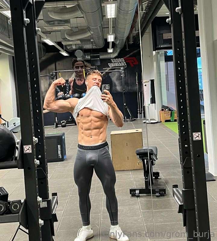 Wanna see my pumped muscles naked?😏🔥💦