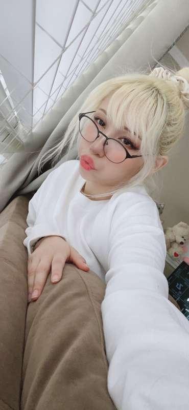 I hereby offer my cheeks for some squishes… who will rise to..