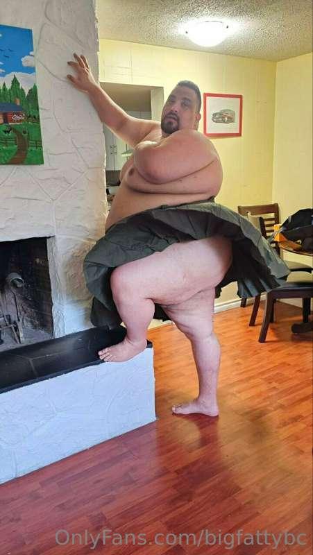 showing what would happen to my kilt on a very windy day..im..
