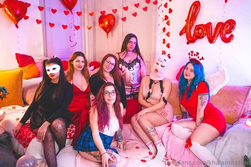 Which one of us would you fuck, kiss and lick? 🩵@elisa_peach..