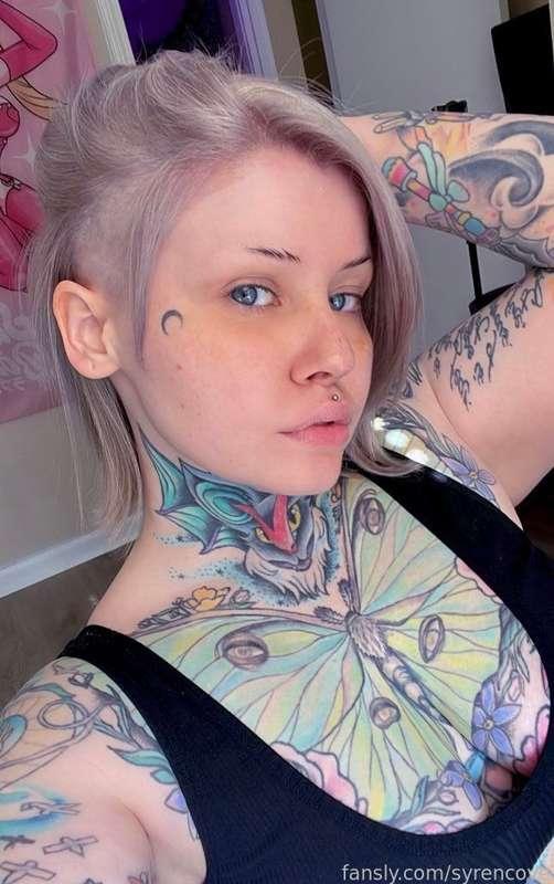 Got my hair done and now I’m editing some nudes to post in a bit 😏