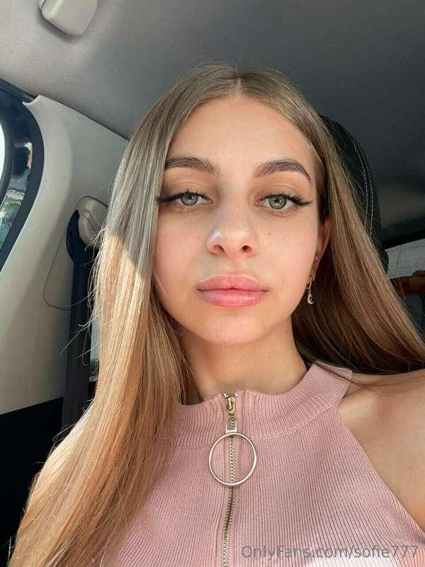 Today is the perfect excuse to take selfies. 🌼