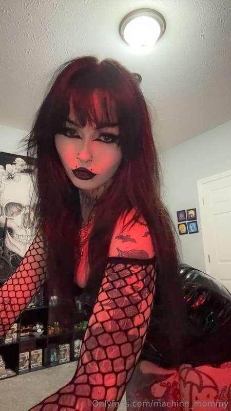 Streaming on twitch babes, I’ll get to your messages soon 🫶🏻