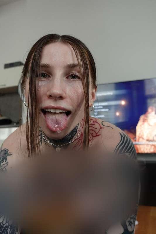 Gefallen dir meine riesigen Gamer Titten?

Gratis Nudes und ..