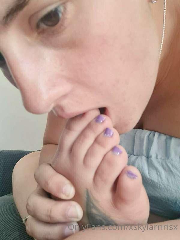 going to a wedding tomorrow. painted my toe nails so they ar..