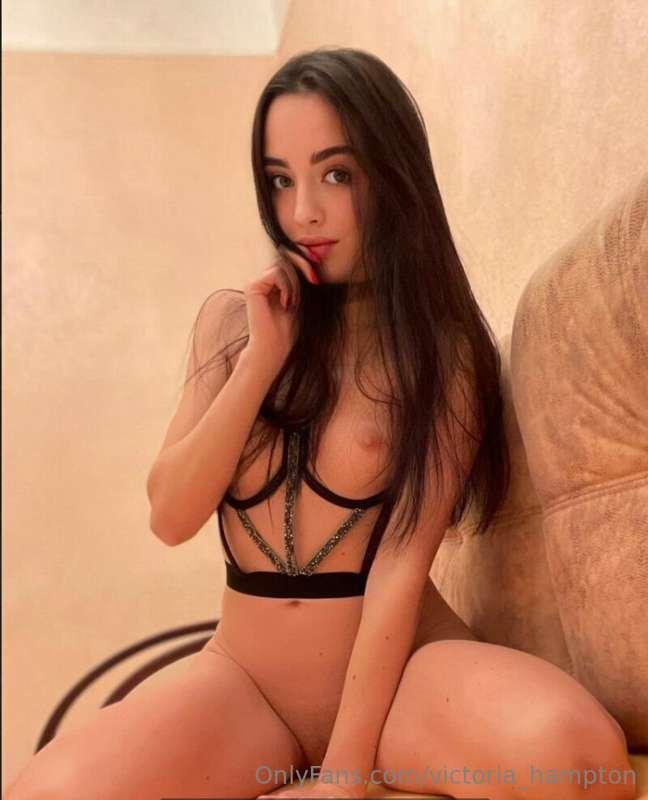 💋 Smiley queen @luna_mooree is for playing dirty truth or da..