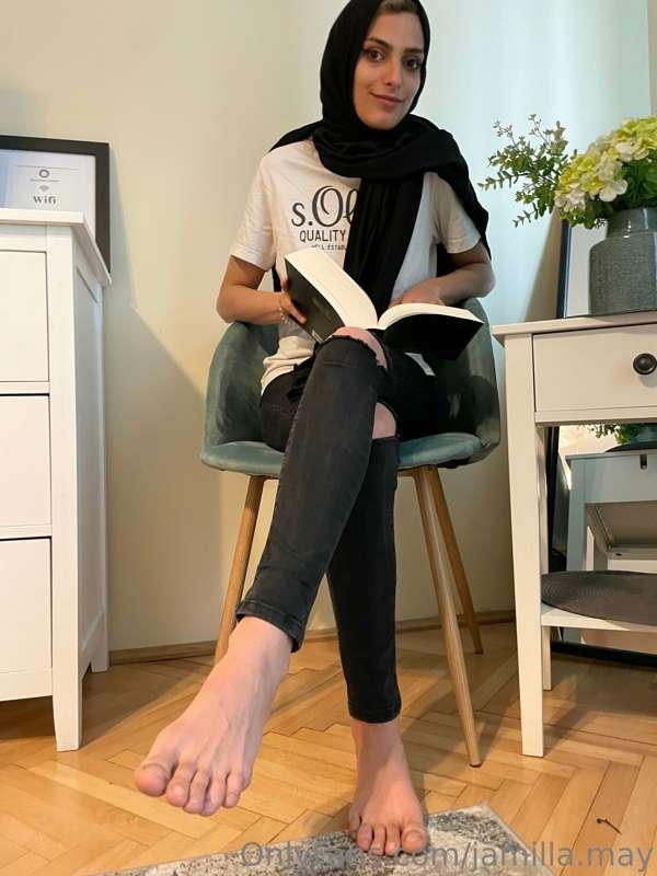 Can you guess what I am reading?