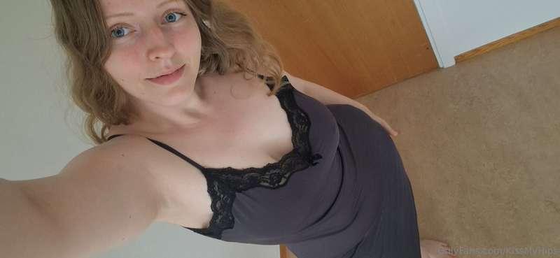 Swipe for a sexy skirt lift ♥️
