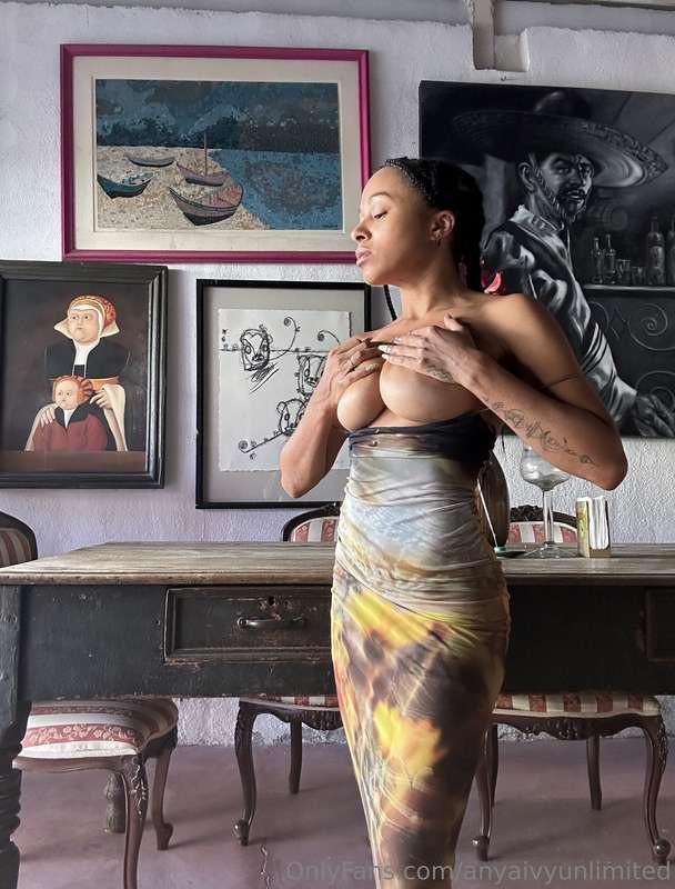 Oops! Eyes on the paintings! 😈