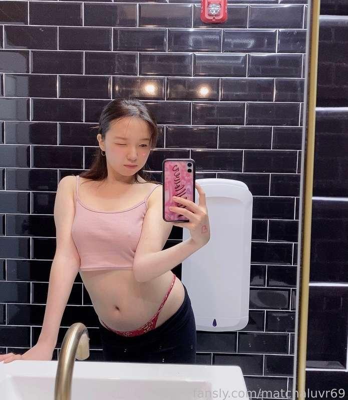 Nude gym bathroom selfies 🐥💓