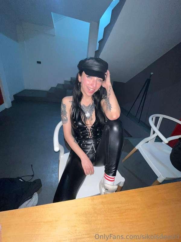 do you like my cloths, or better without them? 💗