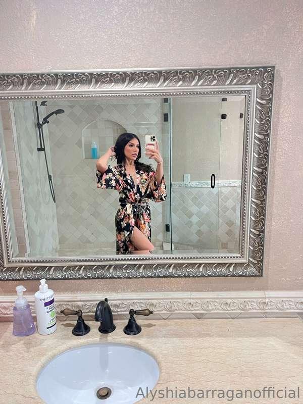 Mirror mirror on the wall who's the sexiest of them all?🤭