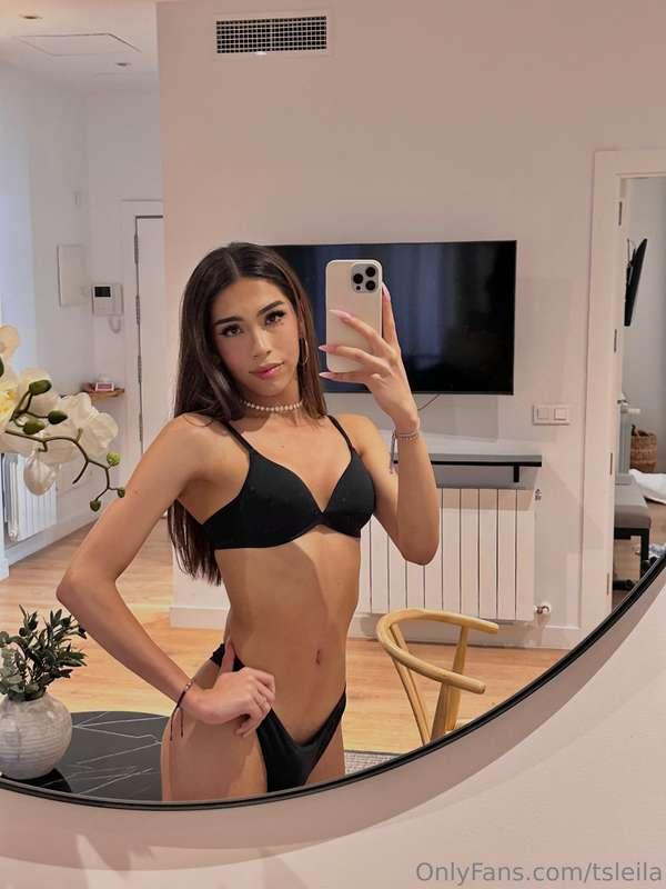 mirror, mirror on the wall, who's the hottest of them all? ✨