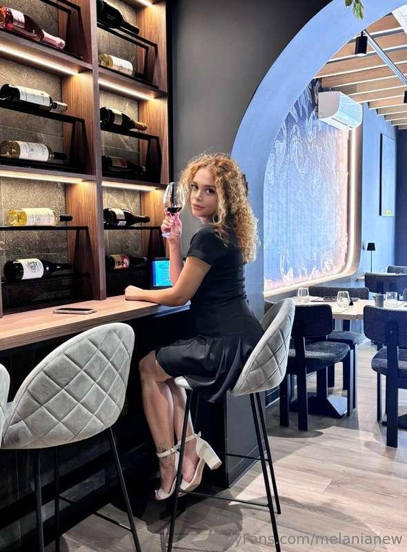 Un buon calice di vino, uno sguardo seducente e tanti pensie..