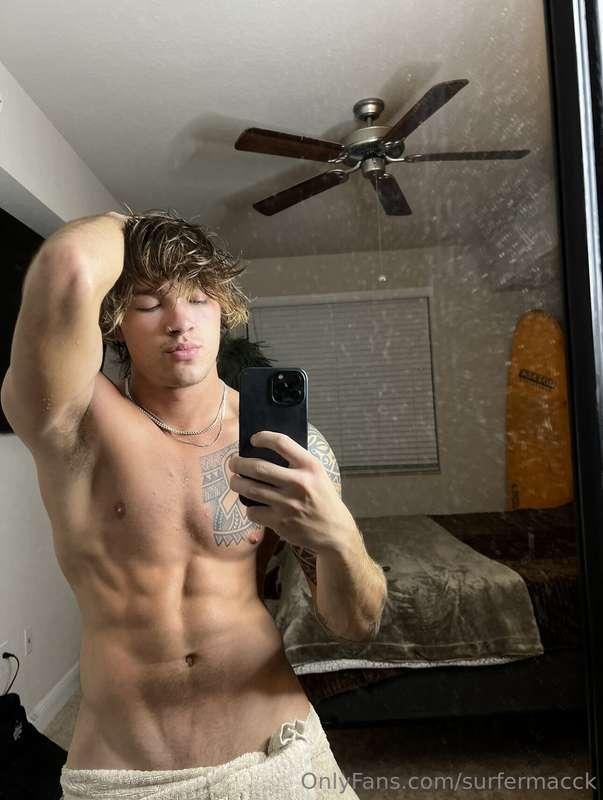 Guess what's under the towel😈