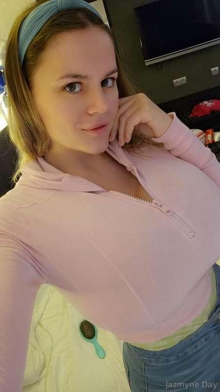 soft hoodie, softer curves 💕