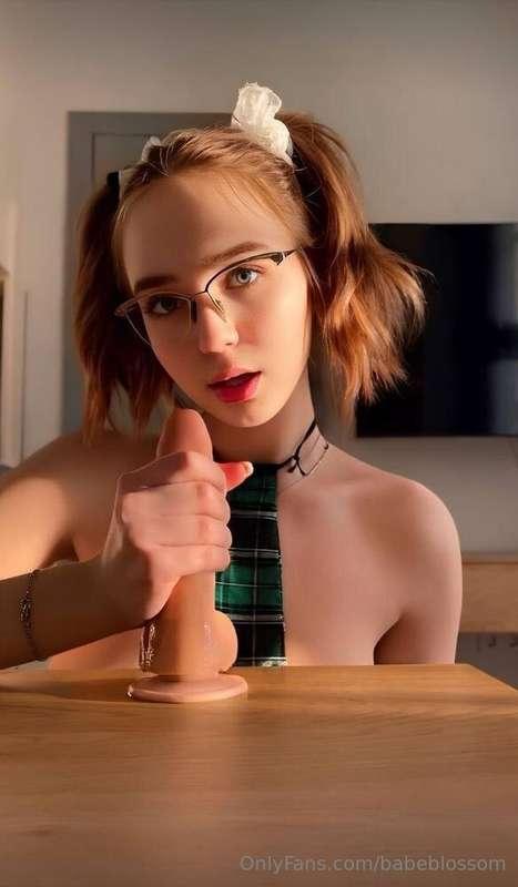 Look at this cute girl 🥺🥺 She's ready to take your hard dick..