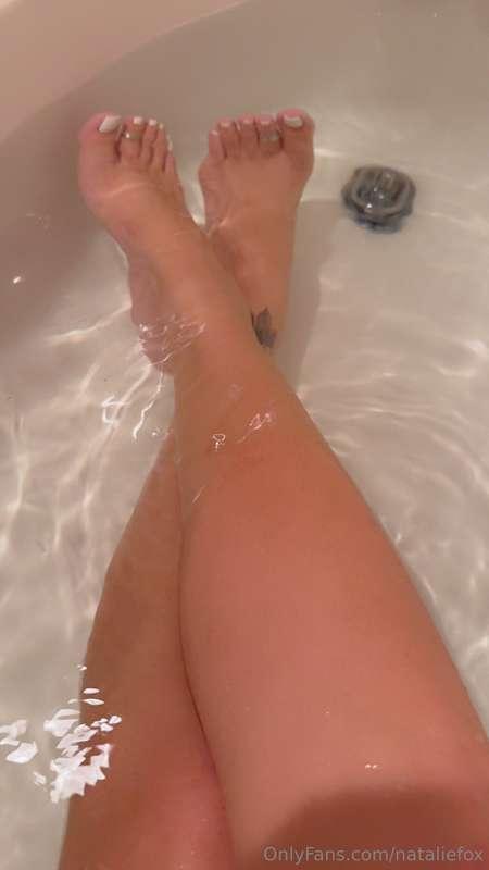 Fresh pedi & A hot bath 🧖‍♀️