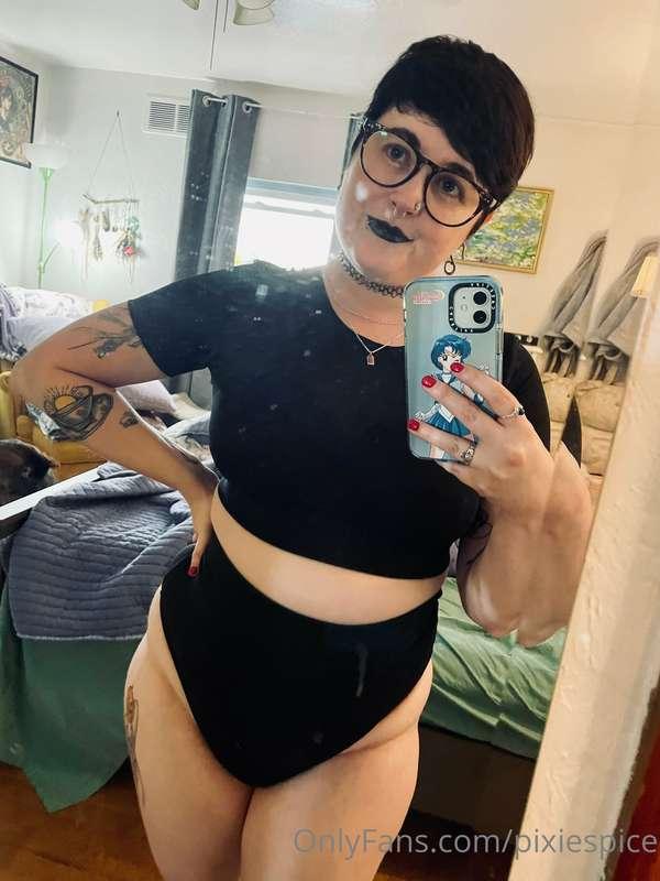 Did someone say “big titty goth girlfriend”? 🖤🦇😎