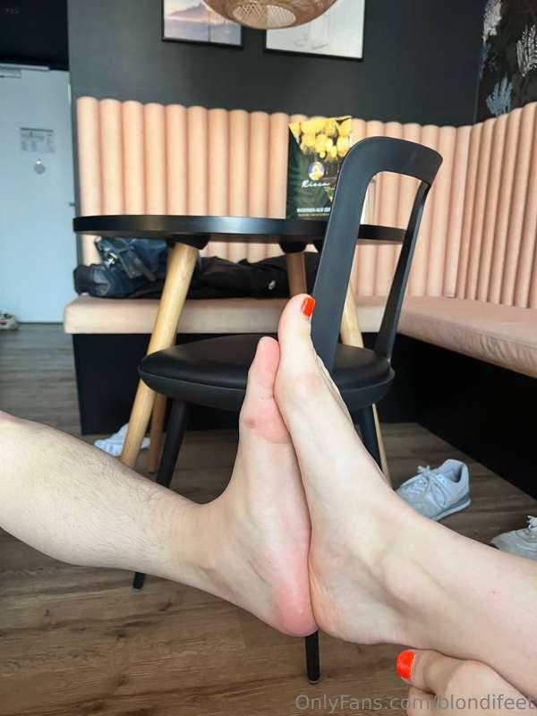 blondifeet image #1