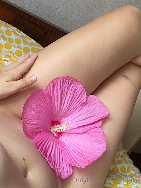 I play with my flower, gently and erotically ☺️🤤💗