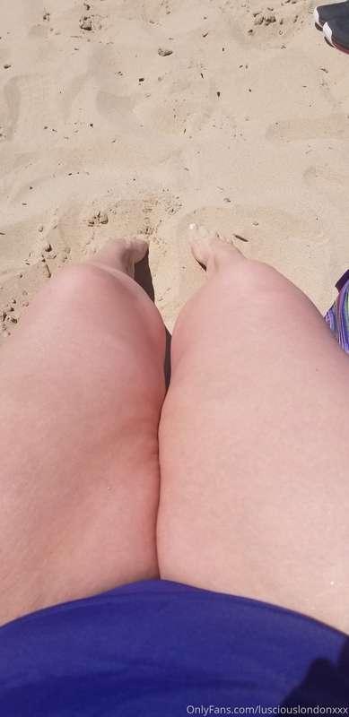 Thiiiiiiick Thighs!!! MILF sighting at the beach!! If only a..