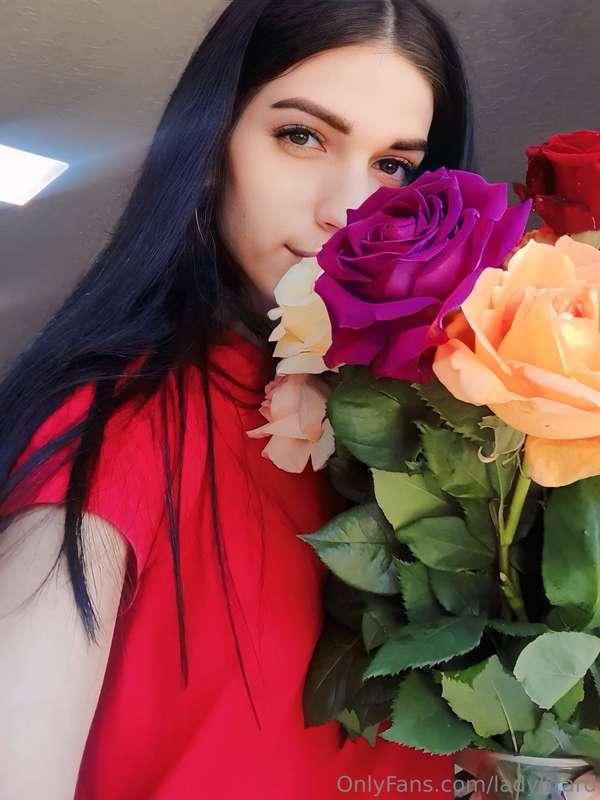 Oh my, how much I love flowers, especially roses 🌹.They just..