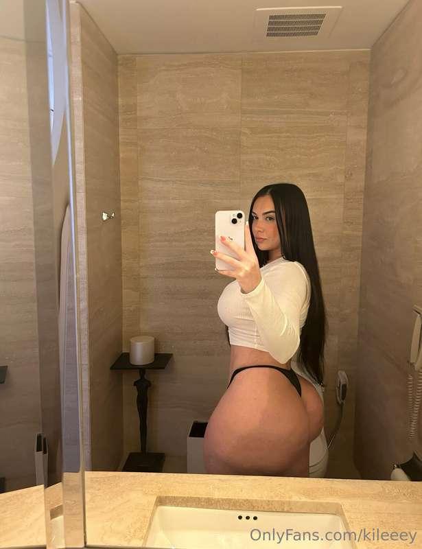 Do we like the hair down like this? DM me @kileylynn_ 