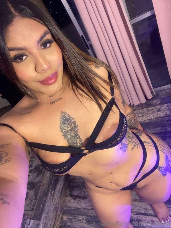Red lips, black lace, no mercy 😈