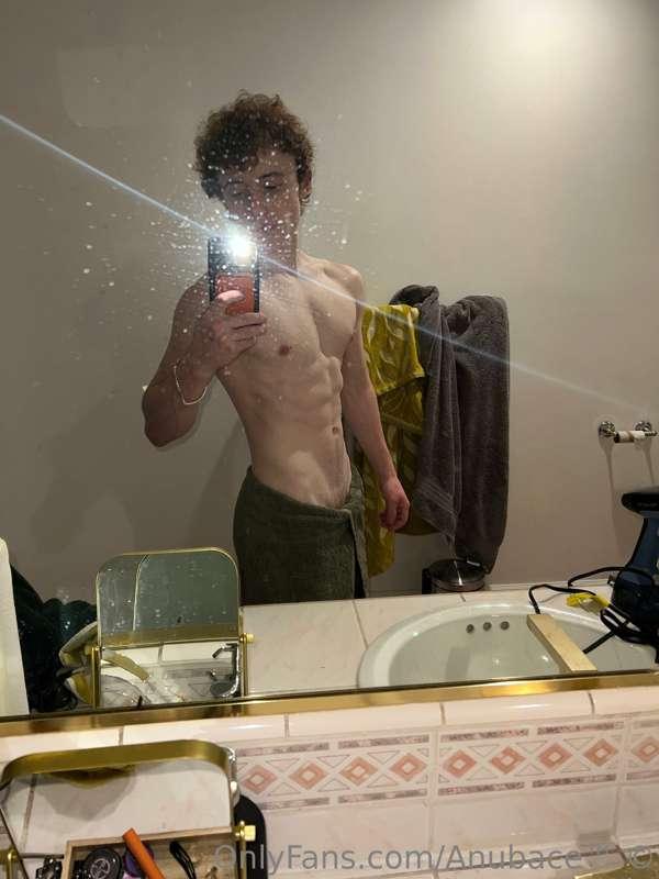Shower time 🚿🫧

I decided it's time we up the content a bit!..