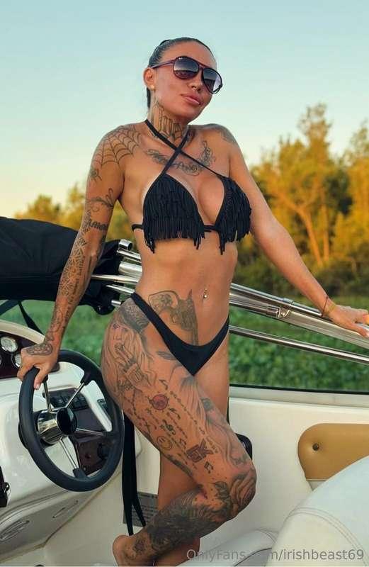 FOLLOW AND SUPPORT 😈FIT INKED LATINA MILF@tattoolover.33