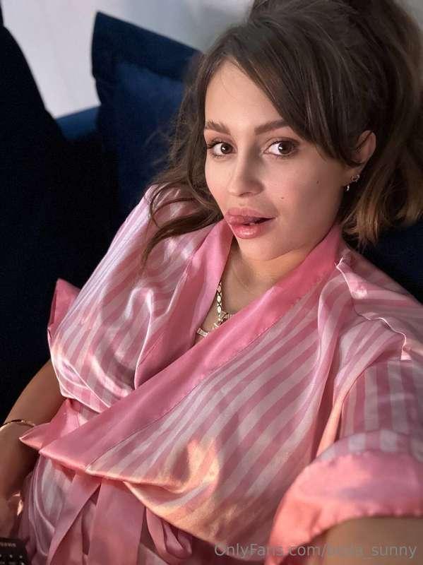 I'll send a Freaky Friday treat to the 1st 10 subs who DM me..