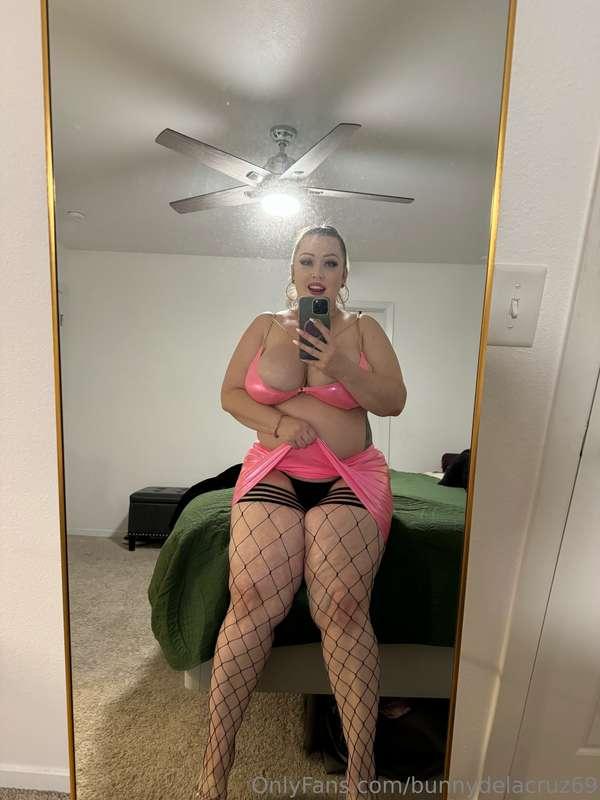 Wanna see more? Get in my DMs and I'll show you 😈