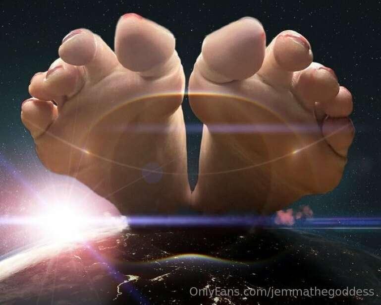Another batch of photos from Giantess Tales on Twitter 🎃🥰 if..